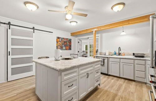 4-Bedroom Chateau in Southern Washington- Luxurious Retreat with Pond & Creek - Foto 43