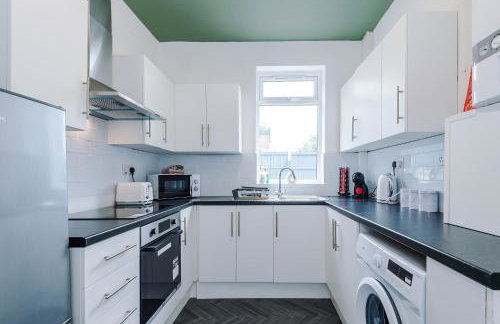 Spacious 3 Bed in Manchester by 53 Degrees Property, Perfect for Group Stays, Sleeps 8 with Free Parking! - Foto 5