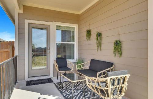 Stylish 4BR Family Home with Game Room and Backyard - Foto 15