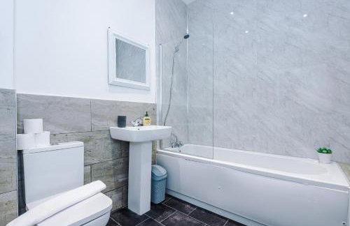 Modern 3 Bedroom House Perfect for Short and Long Stays - Foto 64