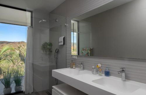 4-Bedroom Modern Villa with Sea View - Photo 31