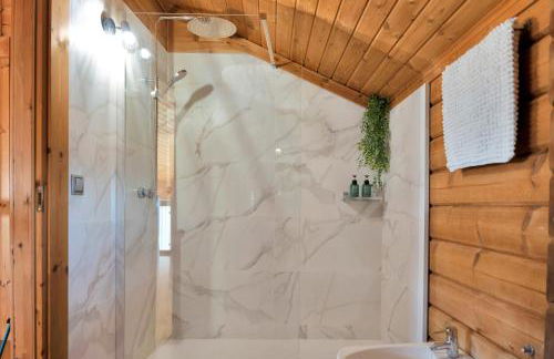 Recién renovada! Exclusiva villa de madera con piscina y vistas al mar - Foto 29