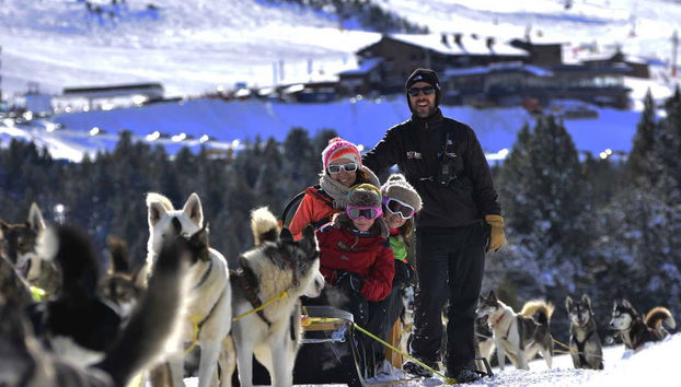 Disfrutando del paseo en trineo en familia