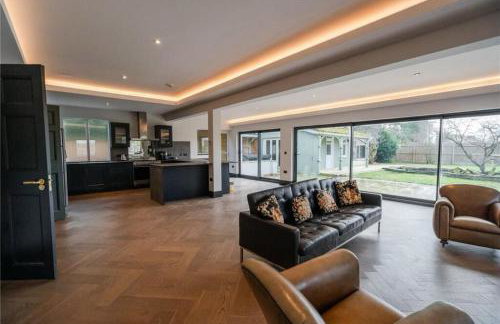 Humberston Avenue Large 4bed - Contractors Welcome & Big Living Area - Photo 2