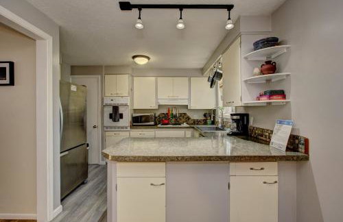 Sunset Home perfect for extended stays with fully fenced in yard, designated office, two living rooms, located across from Boise Foothills and close to Bogus Basin in Boise's North End - Photo 6