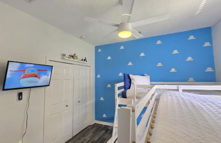 Themed kid bedrooms, 17 miles to Disney and Legoland, private pool, kitchen, wifi, washer, dryer - Foto 28