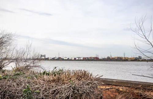 A Riverside Paradise in The City w Garden and Free Parking - A 2 Bed Home in London Sleeps 4! - Foto 43