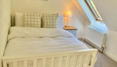 Charming 3/4 bedroom semi-detached cottage. - Foto 2