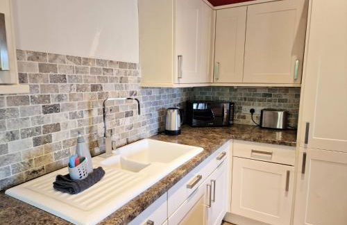 Kingfisher Lodge - Private Hot Tub - Infrared Sauna - Dog Friendly - Photo 17