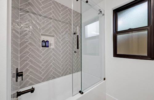 Family-Friendly Luxe Home with Sauna - mins to UO - Foto 24