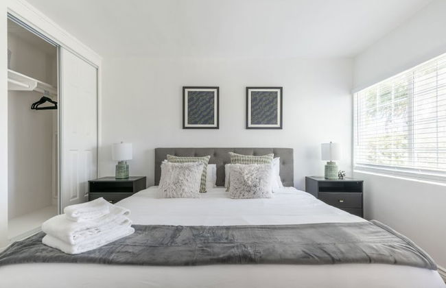 Charming Spacious Home - Modern Comforts, Prime Location - Photo 14