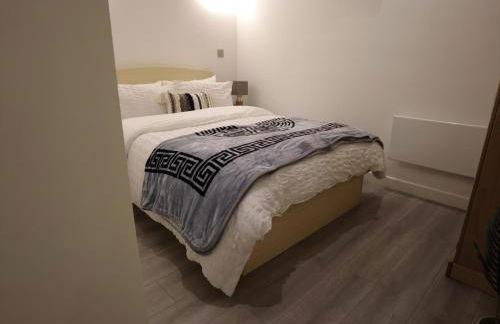 Stylish 2 bedrooms, 2 bathrooms with workspace in Milton Keynes - Photo 6
