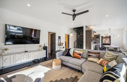 Luxury River Home - Pets Stay Free - Photo 2