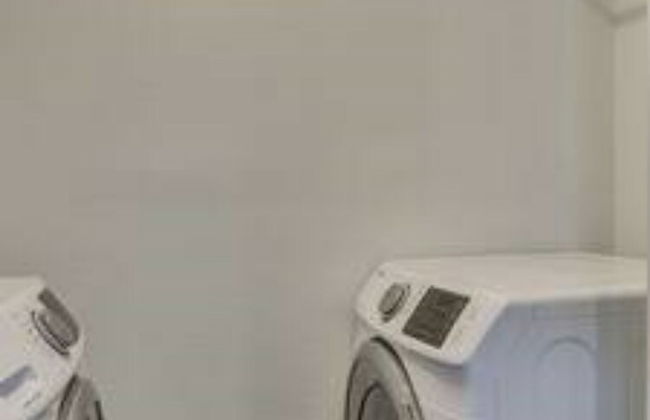 Evie's Campus-close 2 bedroom luxury - Photo 14