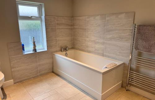 Pet-friendly - 2 Bedrooms Bungalow hot tub Parking - Foto 47