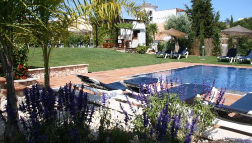 Pine Tree Seaside Apartments 500m to Beach - Foto 3, Garden, sunbed, Garden view