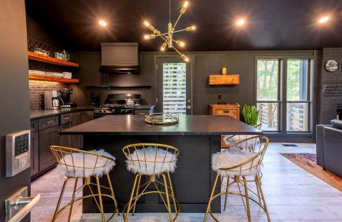 Modern Forest Cabin with Hot Tub, Screened Porch & Resort Access Near Hedgesville, WV - Foto 14