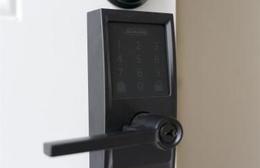 Big gated yard, Work play room, King bed - Foto 25