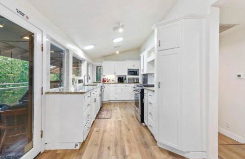 Tranquil Riverfront Retreat - Foto 35