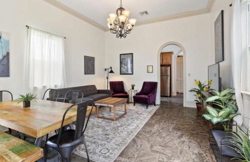 3BD HOME STEPS TO SAINT CHARLES Gated Parking - Foto 6