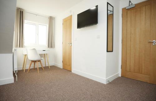 Gloucester Rd By N And N Stays, Newly Refurbed 6 Bed all ensuite house by N And N Stays Ltd, Perfect for contractors and Corporate stays, Close to YTL Arena Site, Pvt Parking for Vans and and work vehicles, Wifi - Foto 56