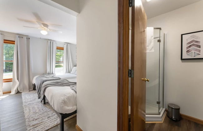 Charming Poconos Retreat With hot tub Fireplace - Foto 5