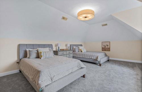 Stunning Modern Retreat! Year-Round Swim Spa | Hot Tub | Movie Room | Firepit - Foto 21