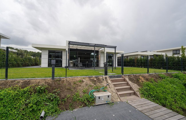 Villa With Covered Terrace and Jetty on the Water - Foto 33