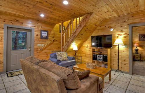 K6 Lodge Gather around the firepit soak in the hot tub and splash in the creek - Foto 16