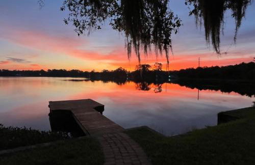 Lakeside Retreat with pool, dock & game room - Foto 8