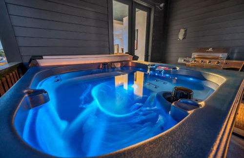 Designer Single Family House-Rooftop- Hot Tub - Foto 9