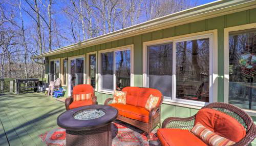 Pool and Lake Access Mtn-View Cottage in Newland - Foto 3