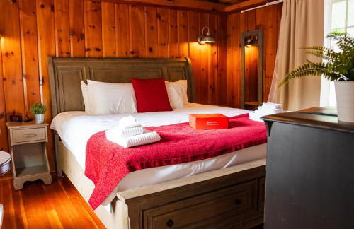 Cottage 10 - King Bed Child Loft w Twin Private Bath Kitchenette Pets Allowed Fee applies - Photo 1