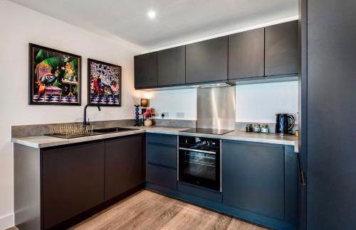 Luxury City Escape - Brand New Stylish 2 Bedroom Apartment with Parking - Foto 2