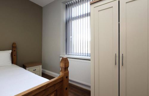 Modern Comfort 4 Bedrooms and Great Location - Foto 29