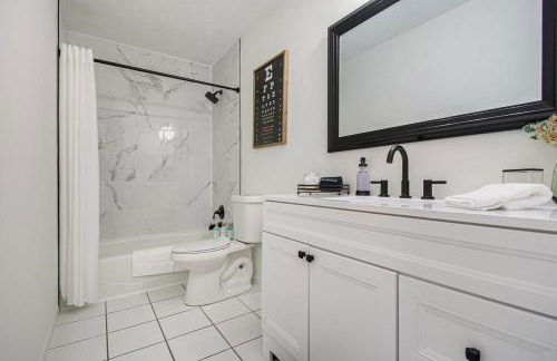 Cozy & Elegant Gem Fenced Yard BBQ & Games - Foto 31