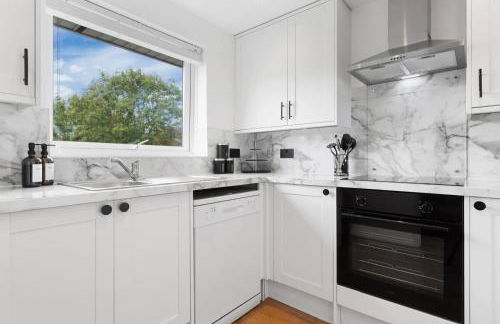 Modern 2BR Apartment Perfect for Remote Work - Foto 16