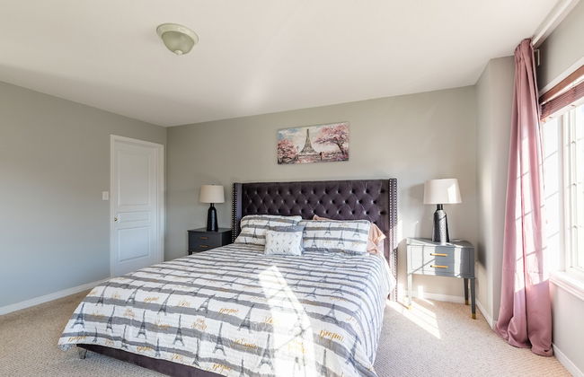 GLOBALSTAY. Modern 3-4 Bedroom Town - Photo 3