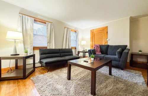 Manchester -Queen beds - Mins to MHT - W/D in Unit - Foto 1