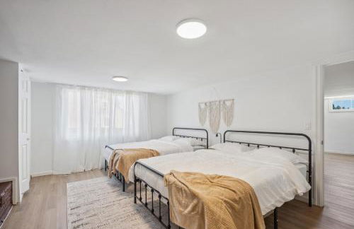 Spacious 5B2B home 5 min to airport with AC, Game Room, WiFi, Parking - Photo 33