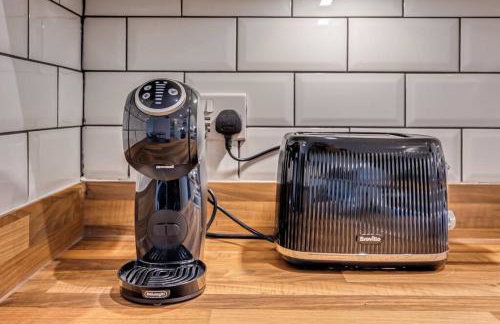 Beautiful Canal Side Apartment - City Centre - Balcony, Secure Parking, Self Check-In, Fast WiFi and Smart TV with Sky TV and Netflix by Yoko Property - Foto 7