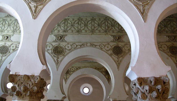 Arcos na sinagoga de Santa María la Blanca