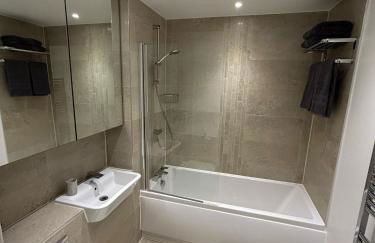 Modern 2-Bedroom Flat Near Wembley - 9 Minutes from Park Royal Station - Foto 24