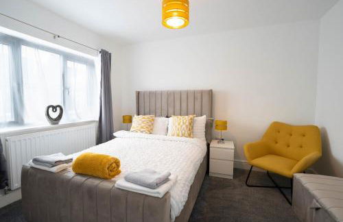 Entire Modern Home with Private Parking for 6/8 Persons - Photo 19