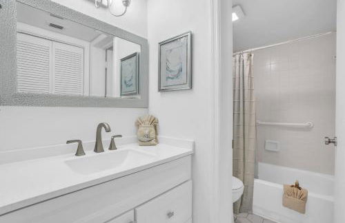 Corner Unit Updated And Near Lobby - Photo 16