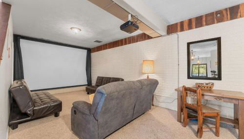 Lakefront Retreat with Deck, Movie Room and Yard - Foto 4