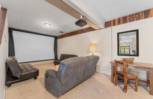 Lakefront Retreat with Deck, Movie Room and Yard - Foto 4