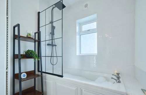 Cosy 2BR Cottage Steps to Town & Peak District - Photo 6