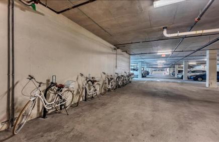 Modern 3 bedroom condo in downtown w free parking - Photo 54