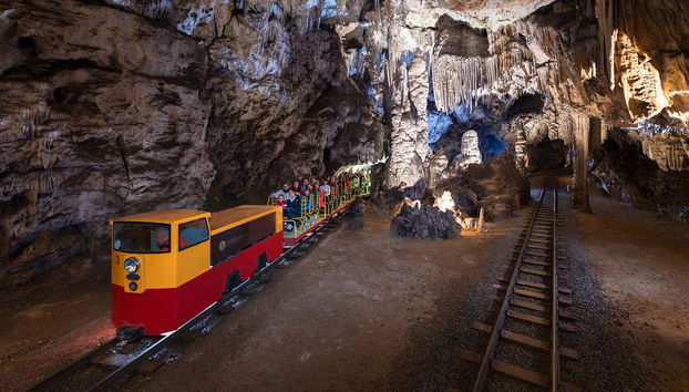 Percorrendo a caverna de trem